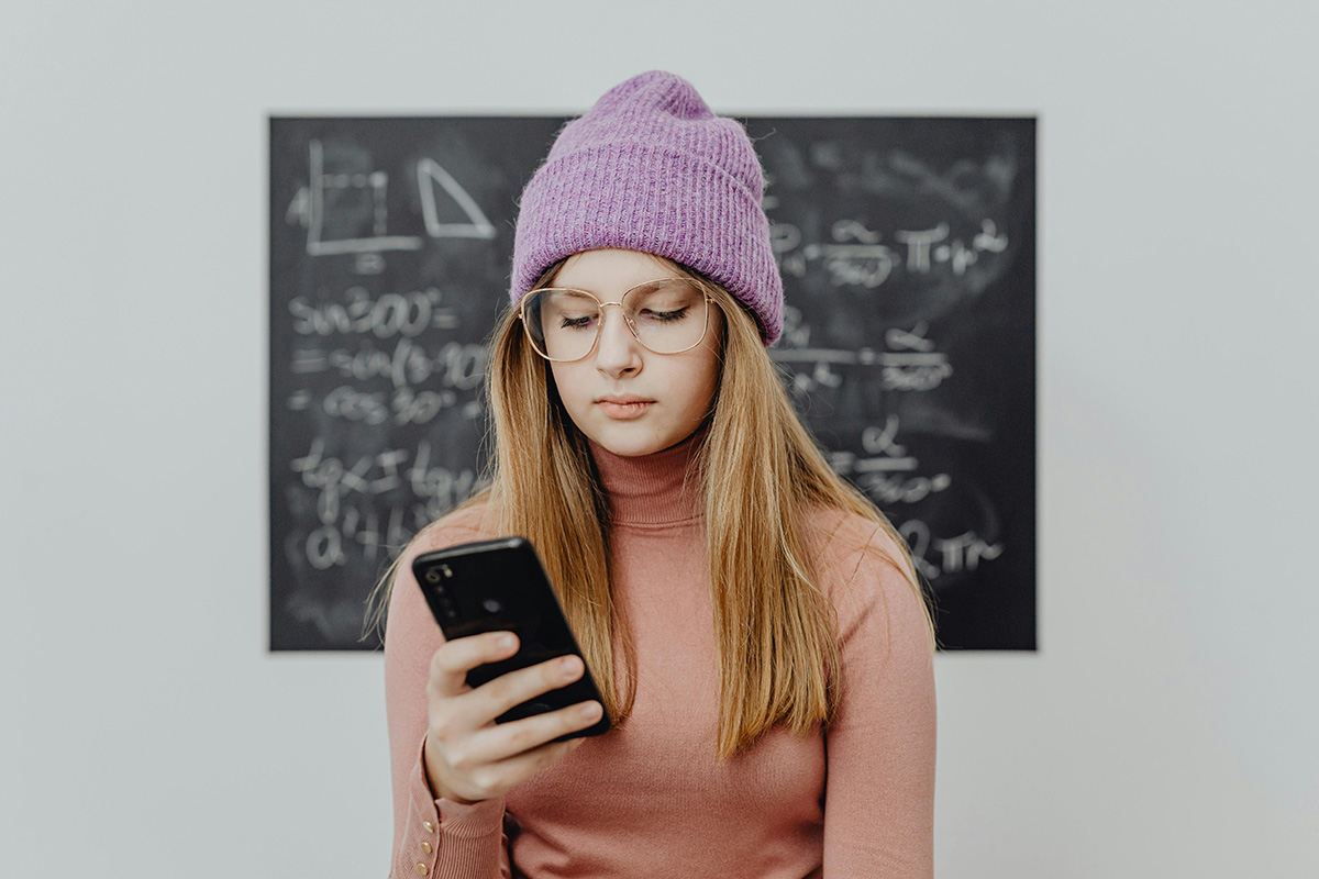 Creierul adolescentului tău este programat să fie păcălit. Gândirea critică este update-ul de securitate.