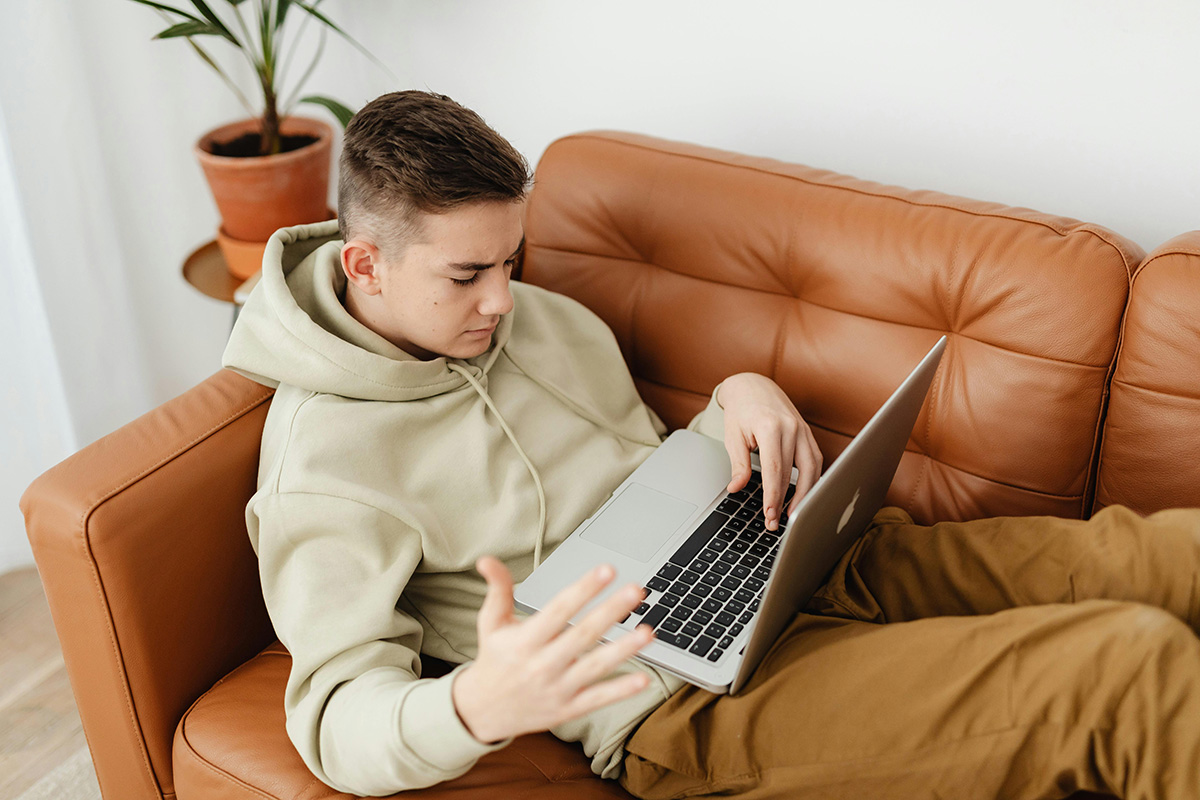 Cum treci “Testul profesorului”: Cum să folosești AI-ul pentru a gândi, nu doar pentru a scrie.